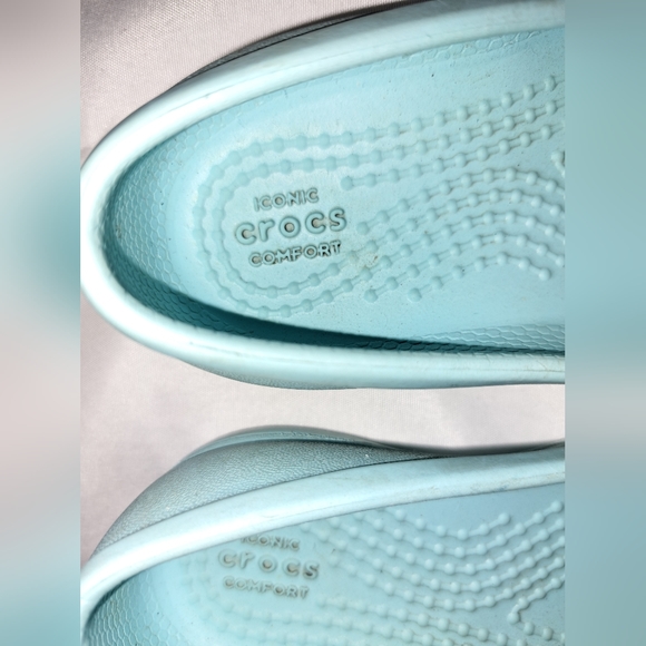 [SOLD] CROCS FLATS - Picture 3 of 8